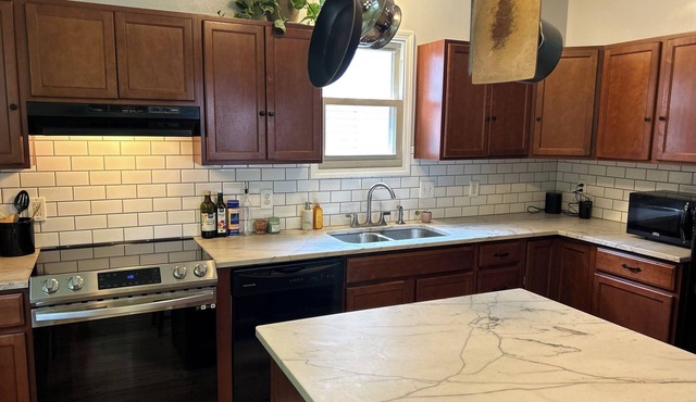 Private home with full gym in Gordon Square neighborhood, 5 minute walk to beach