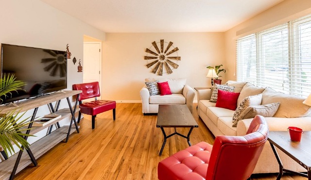 PRIVATE HOME WITH GRAND KITCHEN IN FORT WAYNE