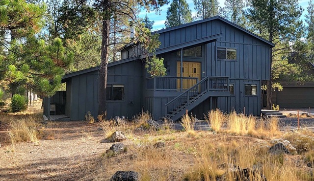 Private home with hot tub, 8 SHARC passes, bike paths, close to Deschutes River