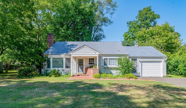 Private home with large backyard, grill, fireplace, & 2 bikes - dogs welcome