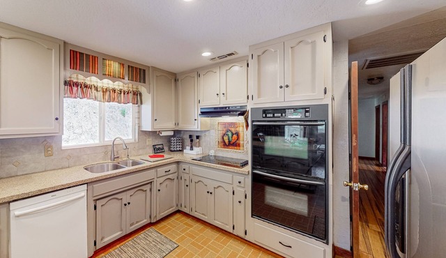 Private home with peek-a-boo Yosemite views - near outdoor recreation