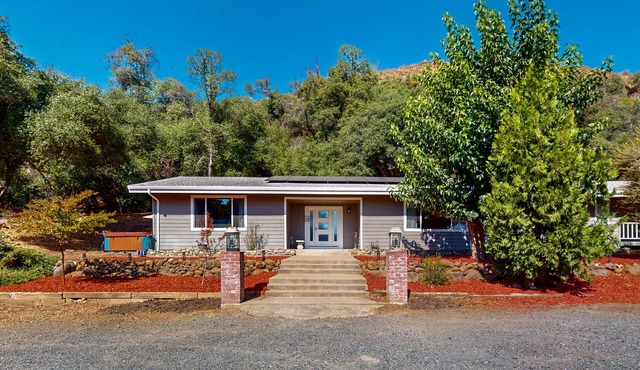 Private home with peek-a-boo Yosemite views - near outdoor recreation