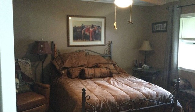 Private Horse farm on private ridge. 5 miles to Dupont State Park main Entrance.