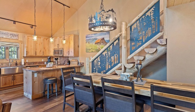 Private Hot Tub - Huge Covered Deck- Garage - On Ski Bus Route