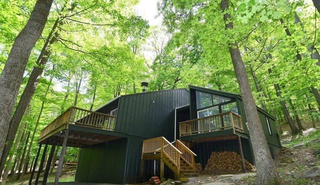 Private hot tub, wooded, EV charger, pet-friendly