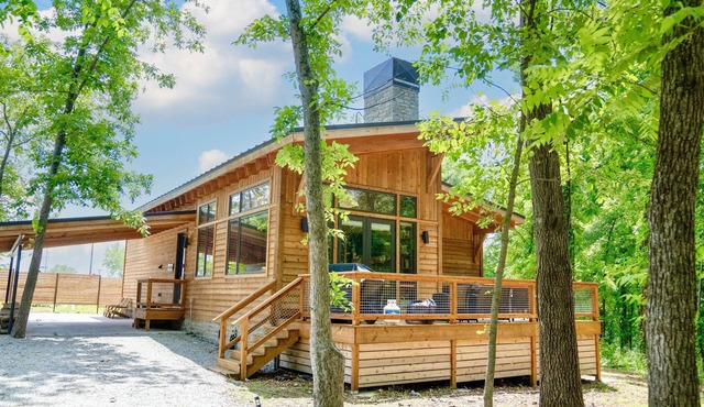 Private Hot tub, 1mi to Shangri La, next to Battlefield Par 3, & Walk to Lake