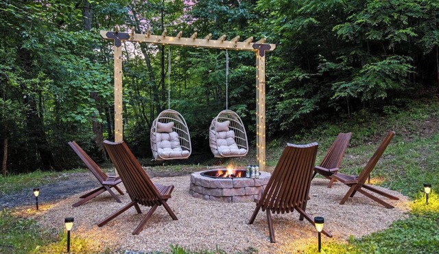 Private, Hot Tub, 2 Acres, Fire Pit, Small Pond, Outdoor Dining