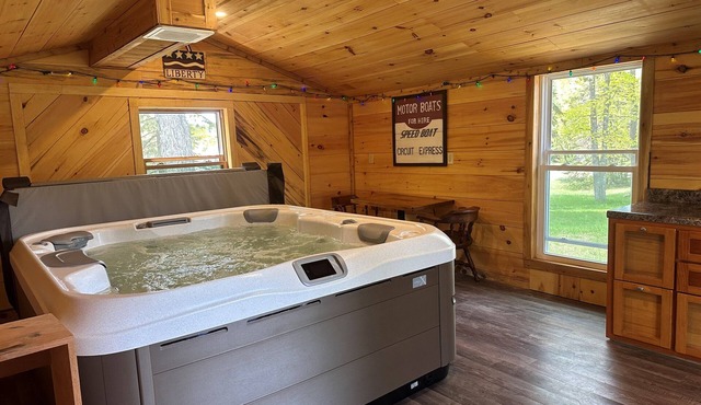 Private hot tub -2 king beds -near Pictured Rocks!