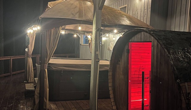 Private Hot Tub and Sauna on the Lake