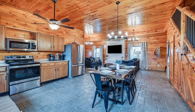 Private Hot Tub, Arcade Game: Bee Spring Cabin