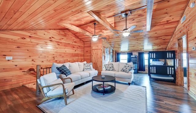 Private Hot Tub, Arcade Game: Bee Spring Cabin