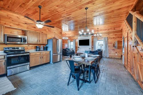 Private Hot Tub, Arcade Game Bee Spring Cabin