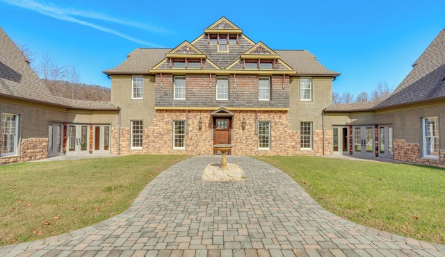 Private Hot Tub: 'Bays View Lodge' in Kingsport!