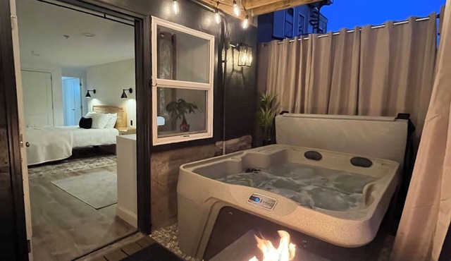 Private Hot Tub, BBQ & Fire Table. Downtown Albany!n Walk to Capitol & MVP Arena