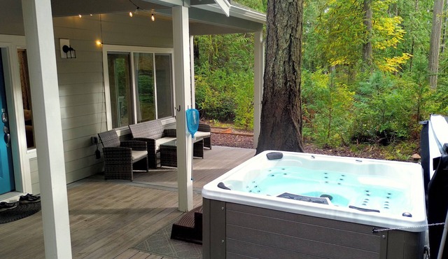 Private Hot Tub | Brand New! Walk to beach
