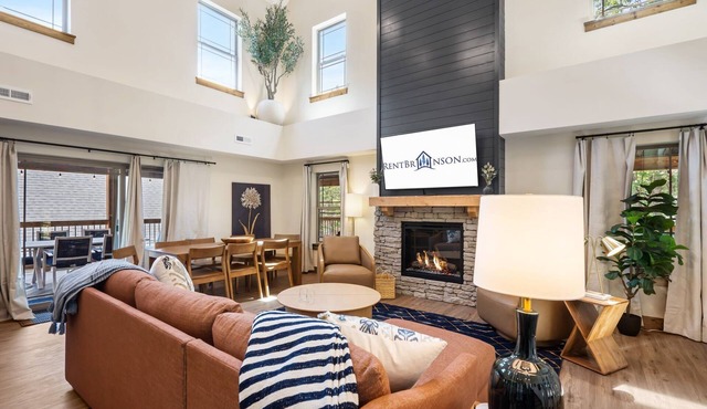 Private Hot Tub Cabin with Country Music Decor, Community Pools & Free Tickets Near Table Rock