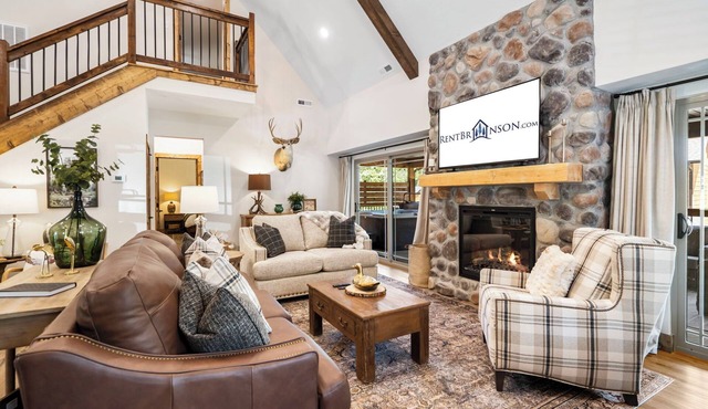 Private Hot Tub Cabin Near Table Rock with Free Tickets & Indoor/Outdoor Community Pools