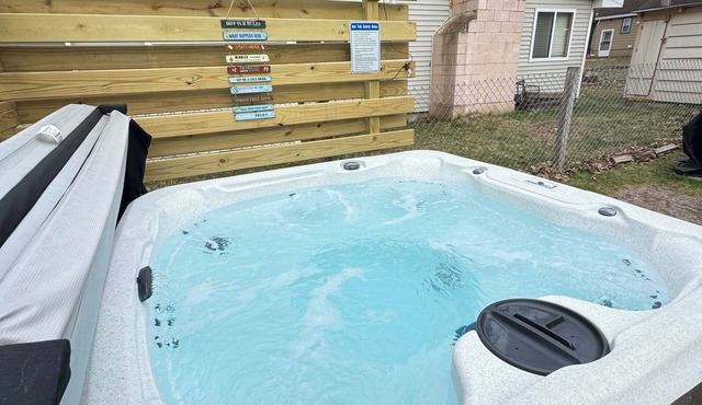 Private Hot Tub Cabin Higgins Lake-Fire Pit-Pet Friendly-Walk to Beach