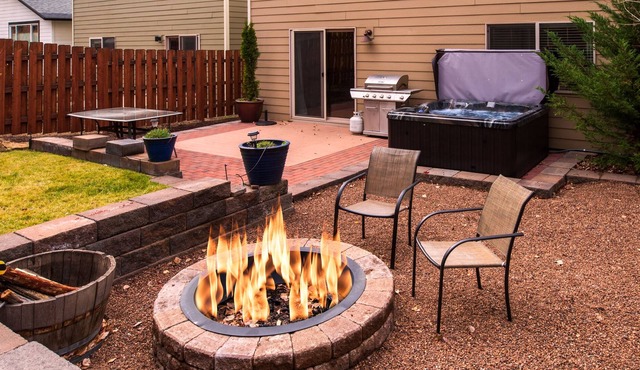 Private Hot Tub ~ Close to Old Mill ~ Dog Friendly ~ Fire pit