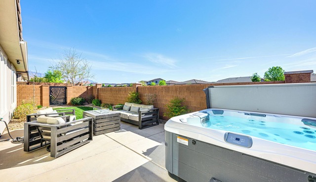 Private Hot Tub & Community Pool: Washington Home!