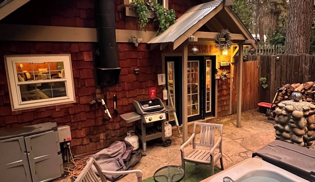 Private Hot Tub Cozy Yosemite Retreat Perfect for Two Garden Patio