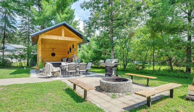 Private Hot Tub, Deck! Group Getaway in Friendship