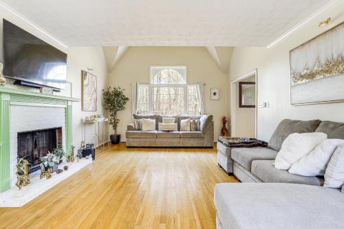 Private Hot Tub & Deck: Family Gem in Alpharetta