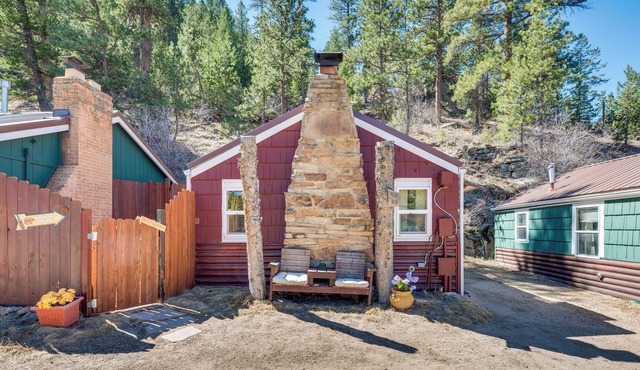 Private Hot Tub & Deck: Romantic Getaway in Drake
