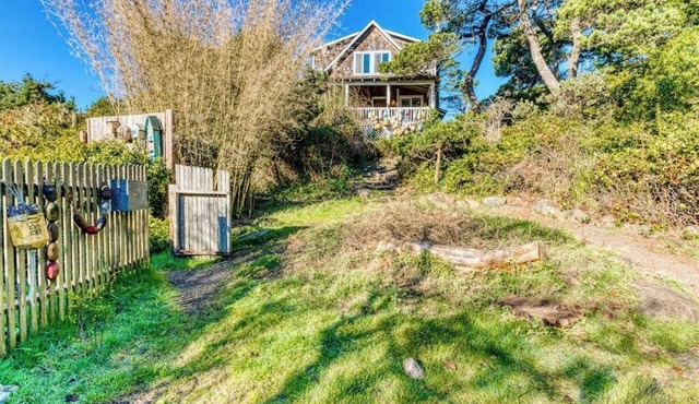 Private Hot Tub & Easy Access to the Beach - Dogs are Welcome