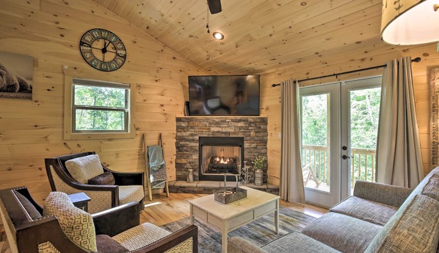 Private Hot Tub & EV Charger: Cozy Murphy Cabin!