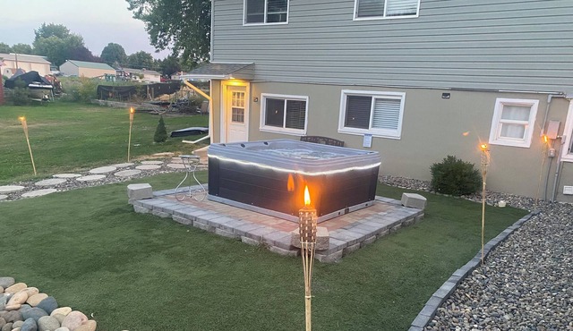 Private Hot Tub, Executive Suite, & Deluxe Summer Camper For 6 -10 Guests