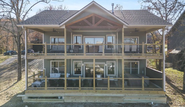 Private Hot Tub, Expansive Decks & Taneycomo Views in Charming Farmhouse with Free Tickets