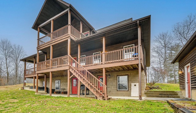 Private Hot Tub & Games Galore! Hamden Family Home