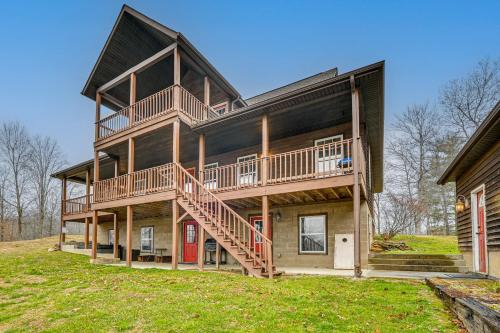 Private Hot Tub & Games Galore! Hamden Family Home
