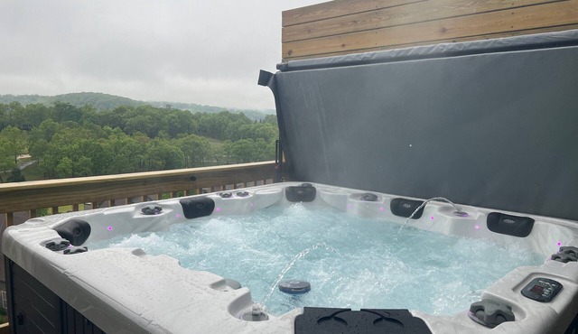 Private Hot Tub, Golf Course Onsite, Free Tickets, Gated Community, Close to Silver Dollar City