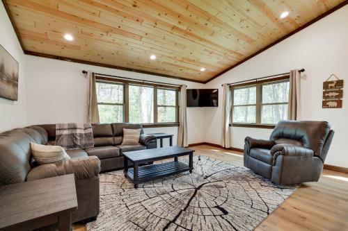 Private Hot Tub Hatfield Vacation Rental!