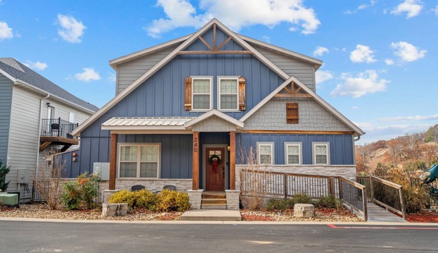 Private Hot Tub, Indoor/Outdoor Pools, 2 Kitchens, Playground, Amazing Lake View