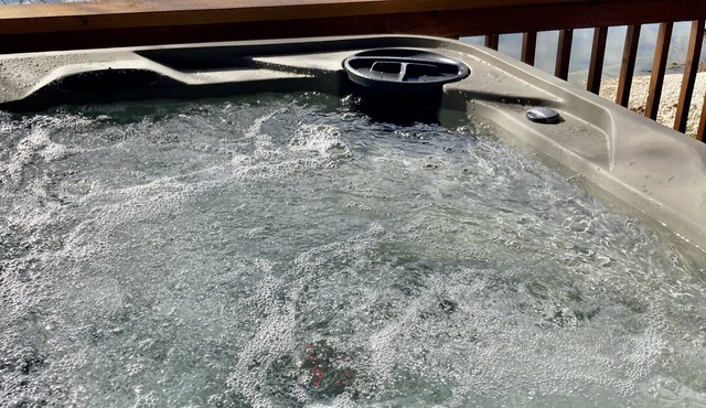 Private Hot Tub! Kayaks. Serene Lakefront. Pool.