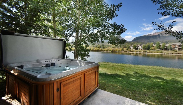 Private Hot Tub! Lakefront-Walk Out to SUP, 3 Suites. Easy Drive to Town