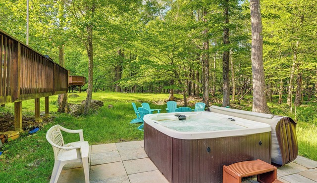 Private Hot Tub + Lake Access: Poconos Escape!