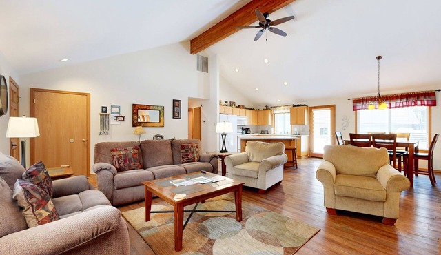Private Hot Tub, Large Backyard, SHARC Passes, EV Charger
