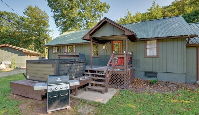 Private Hot Tub: Main Cabin at Elk Creek Escape!