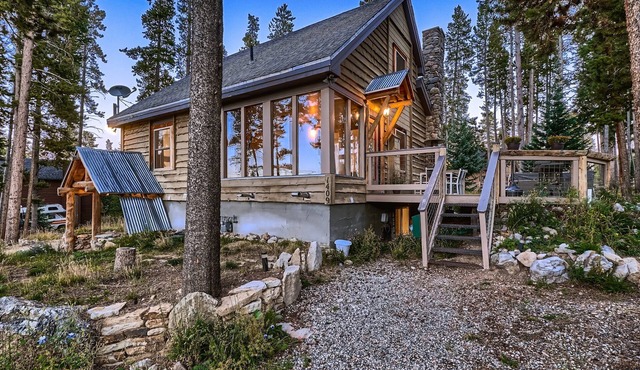PRIVATE Hot Tub, Mins From Town, Love Pets, Meticulously Clean