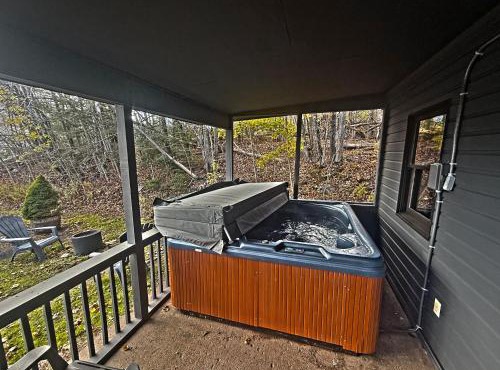 Private Hot tub new 2 Bedroom Home in Catskills