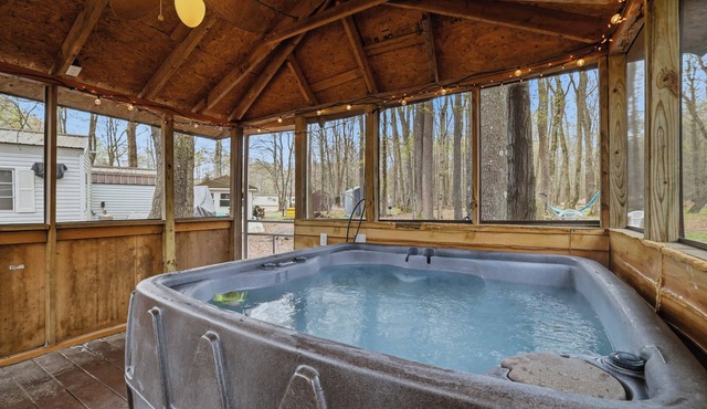 Private Hot Tub, Nintendo Wii, Firepit, Outdoor Movie Projector, Lake Access