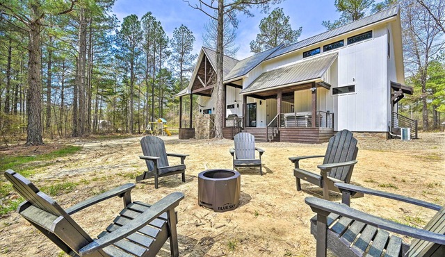 Private Hot Tub, Outdoor Fireplace: Broken Bow Gem