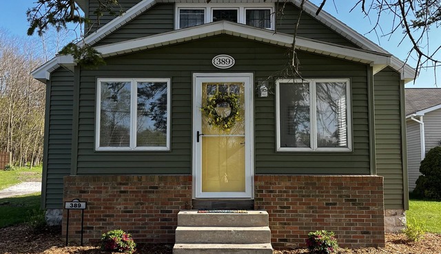 Private Hot Tub, Outdoor TV, near Downtown & Lake Michigan Beaches!