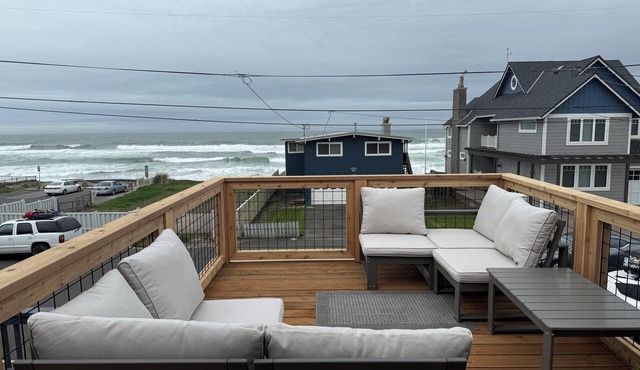 Private hot tub, pet friendly, house in historic Nelscott neighborhood.