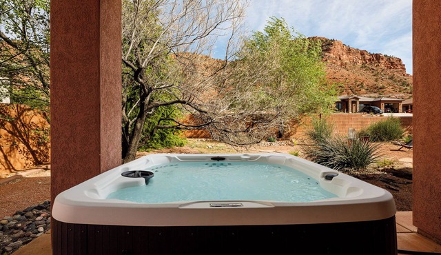 Private hot tub! Pool/Spa! 2 King Beds! Bunk Room! Sleeps 10! Pickleball! Gym!