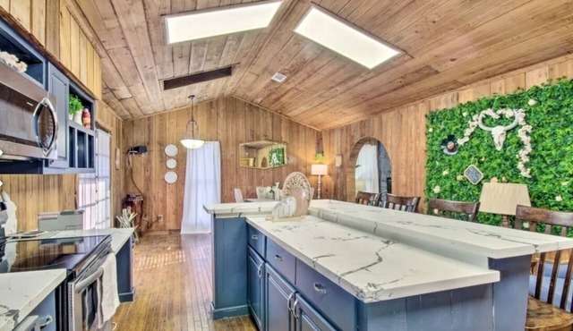 Private hot tub Putting green Peaceful Mississippi cabin